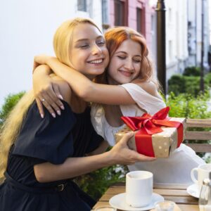 front-view-girls-hugging